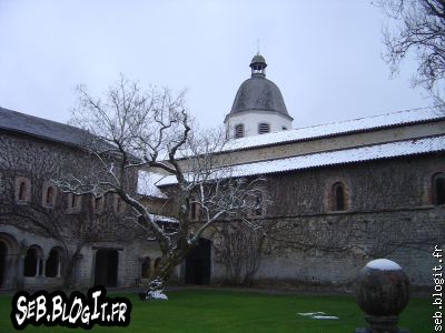 L'église abbatiale détruite au XVI et reconstruite XVIII